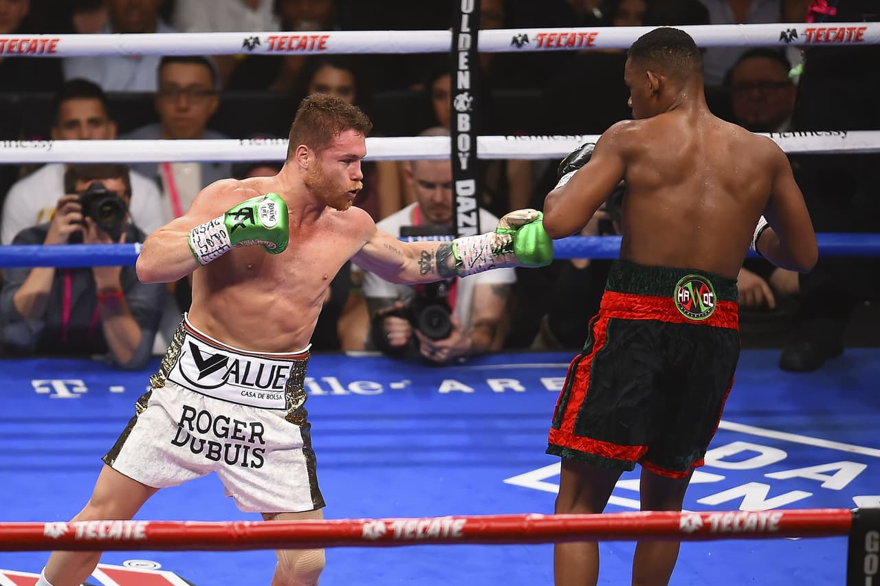 En más de una ocasión durante la pelea, Canelo quedó con mal pie en sus intentos por agredir al rival.