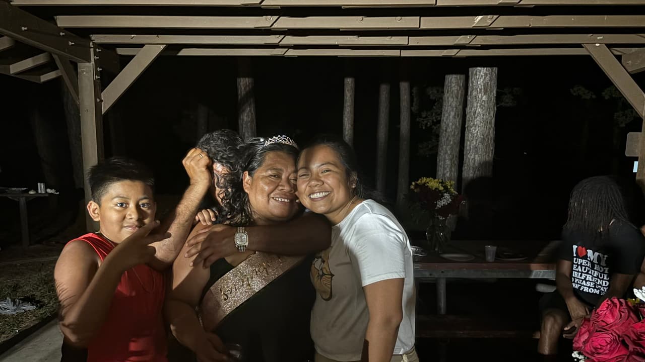 Contó que ICE retomó un caso antiguo de deportación que tuvo la señora en el 2001 para justificar su detención, aunque en ese entonces salió del país y, al reingresar en 2012, se entregó a las autoridades fronterizas y pidió asilo.
<br>