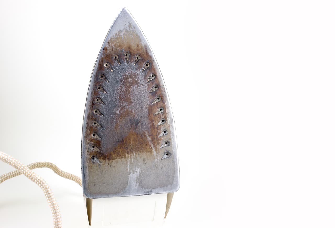 Por último, acostúmbrate a limpiar la plancha después de utilizarla, para eso deberás desconectarla y después de un tiempo pasar una esponja humeda en agua caliente con detergente. Esto te evitará que la próxima vez que la uses llegues a manchar tu ropa.