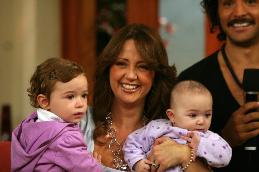 "Pero después de la lactancia de las dos, 
<b><a href="https://www.univision.com/famosos/famosas-que-sufrieron-terribles-consecuencias-por-cirugias-esteticas-fotos" target="_blank">(las tenía) tristes</a></b>, tristes", contó sobre sus senos. 
<br>