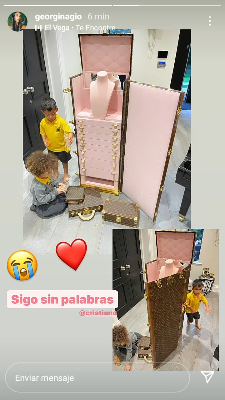 El 13 de octubre la modelo nacida en Argentina compartió la fotografía del joyero de la marca Louis Vuitton que el futbolista le obsequió y que está valuado en 
<b>150,000 dólares</b>.
<br>