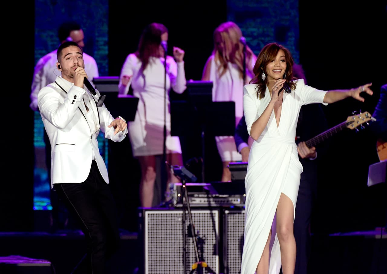 Durante el homenaje, el cantante compartió el escenario con Leslie Grace para interpretar el tema 'Jesús Cristo'.