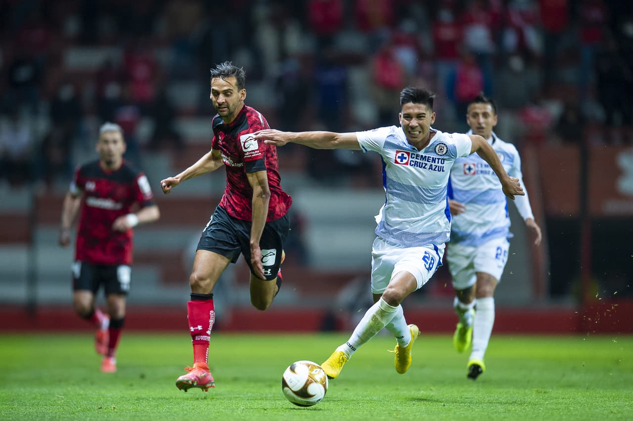 Con dos goles desde el manchón penal, Toluca vence 2-1 a Cruz Azul en el infierno y rompen la racha de la máquina de 19 partidos sin ver la derrota.