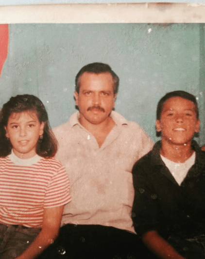 Nació en Boston, Massachusetts, Estados Unidos, y este 2019 cumplirá 38 años. A los 11 años ya había firmado su primer contrato y en la actualidad es toda 
<b><a href="https://www.univision.com/radio/lo-que-no-sabias-de-nicky-jam-fotos">una figura clave dentro del reggaetón</a></b>. Aquí lo vemos junto a su padre y hermana.