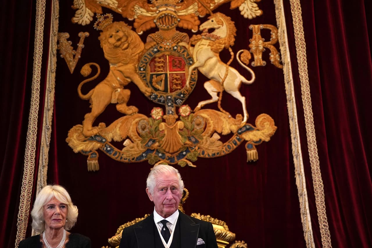 Carlos III junto a Camila, reina consorte. El Consejo de Ascensión, al que asisten consejeros privados, se divide en dos partes. 
<br>