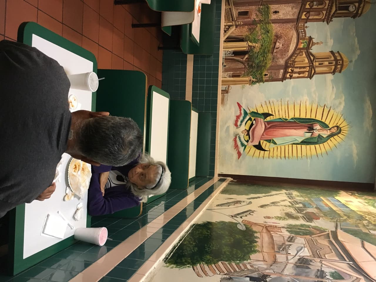 Dentro de un restaurante de Los Ángeles, una imagen religiosa “vela” por los comensales.