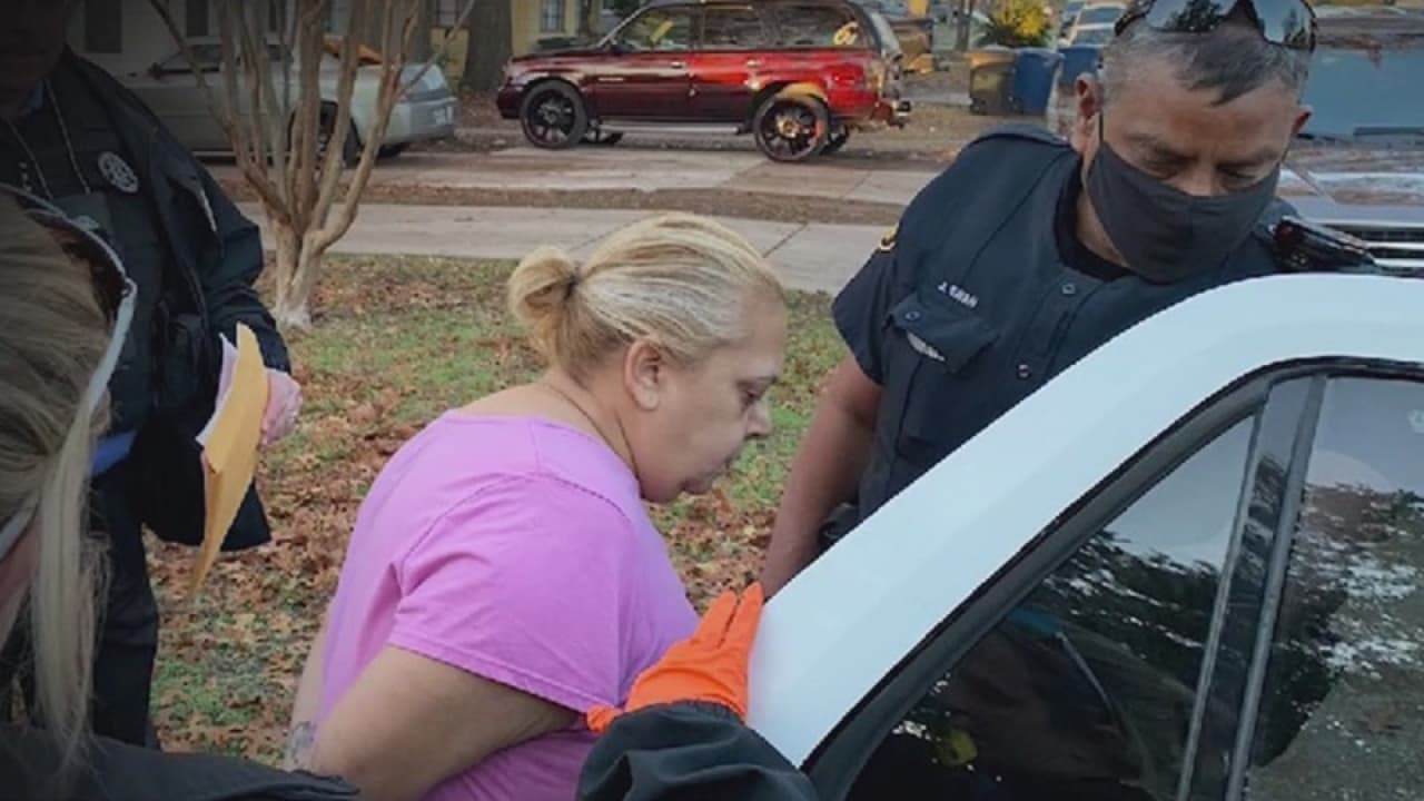 Arrestan a una mujer de San Antonio acusada de fraude electoral