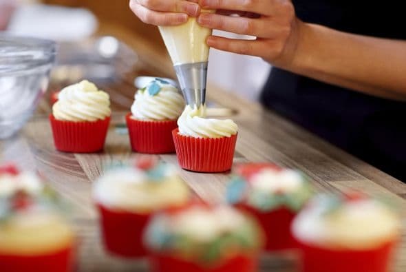 O si te gusta innovar en la cocina, definitivamente deberías apuntar estos ‘tips’ de repostería para principiantes, que nos brindó la experta Carrie Spindler, dueña de GoodieBox Bake Shop.
