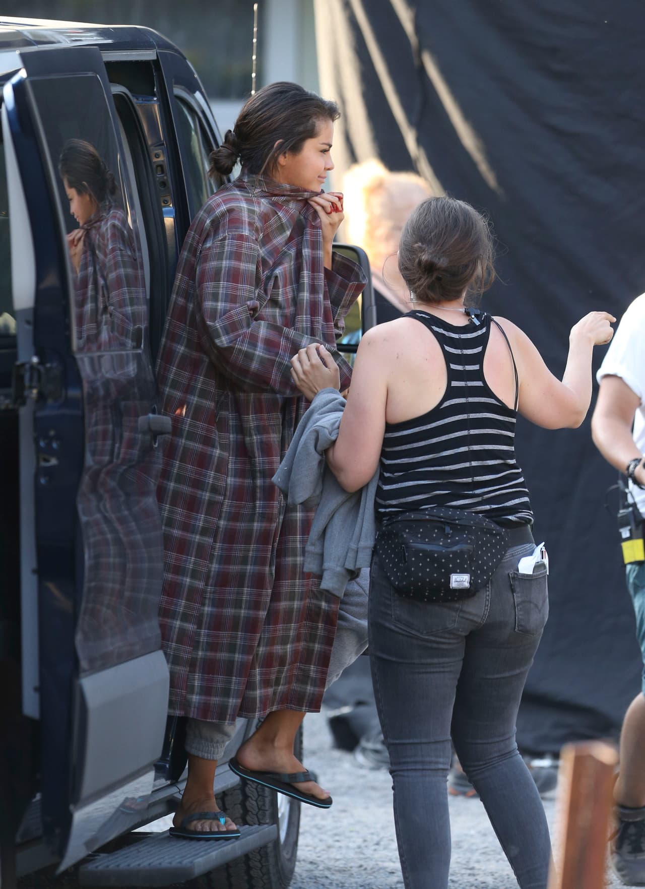 Sobre el compromiso de su ex, fuentes de
<a href="https://www.etonline.com/selena-gomez-happily-goes-back-to-work-on-movie-set-following-justin-bieber-engagement-news-105976">E!</a> aseguraron que "
<b>a ella realmente no le importa</b>. Lo que ellos hagan con su vida no le impacta. Selena está en un gran momento y se ha rodeado con gente muy positiva, y
<b>la felicidad de Justin y Hailey no le quita su felicidad</b>".