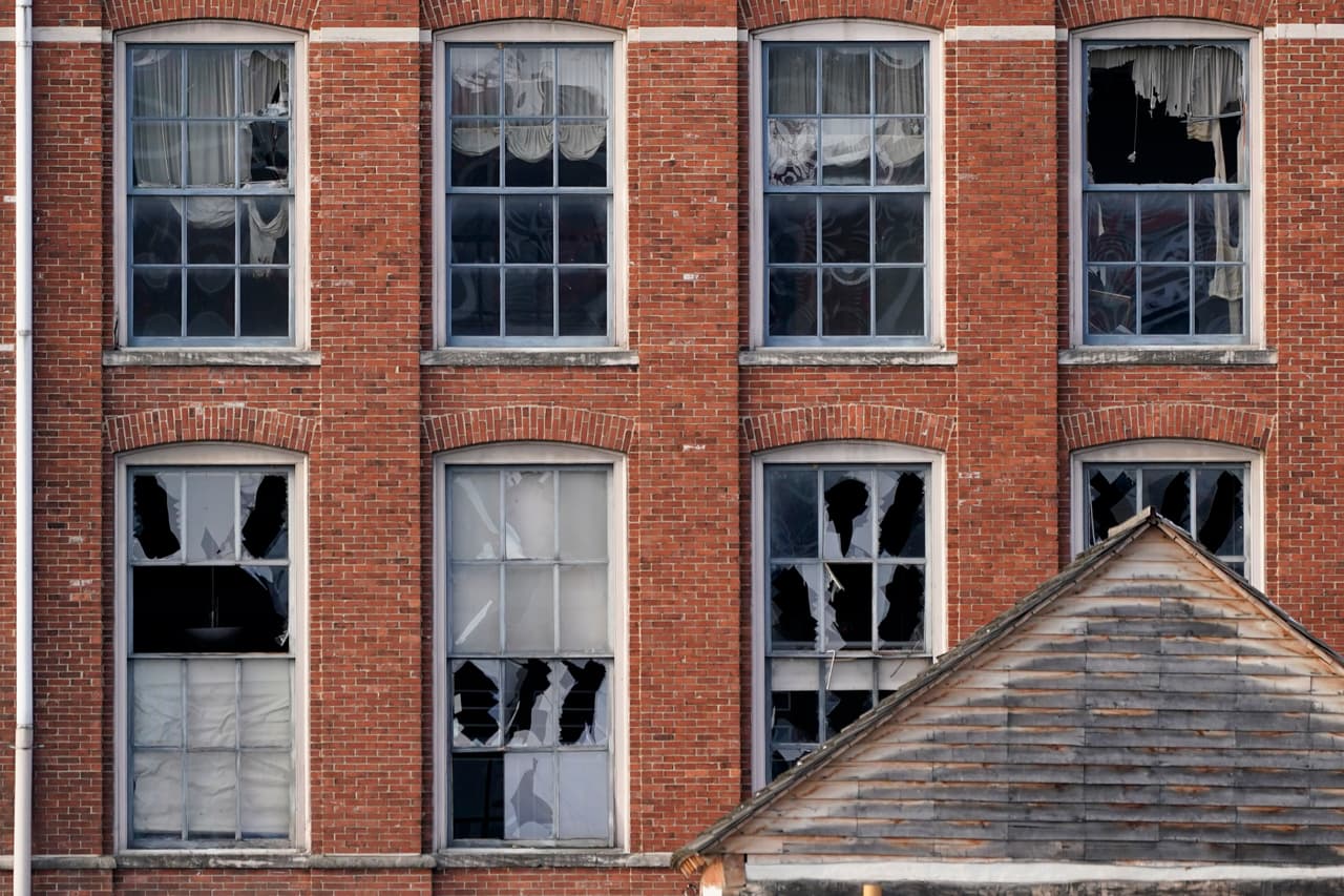 Las ventanas de este edificio, cercano al lugar, saltaron por los aires.