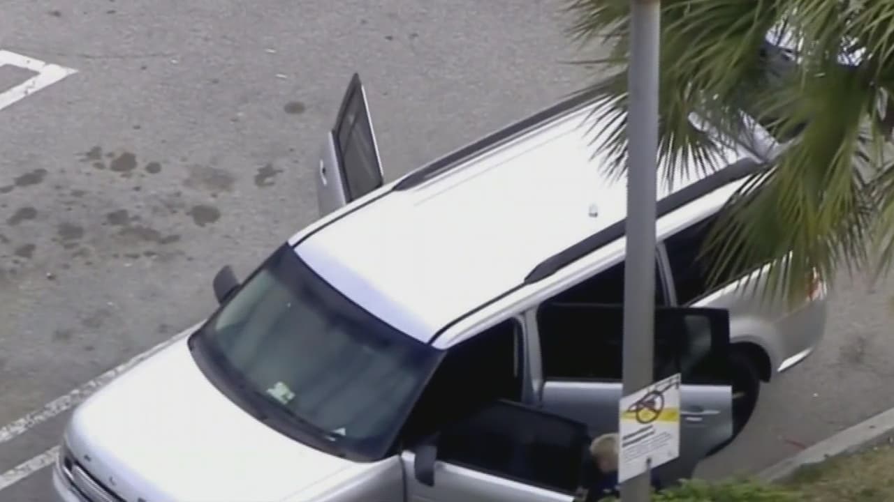 Niño de 7 años se dispara accidentalmente dentro de un vehículo en Broward