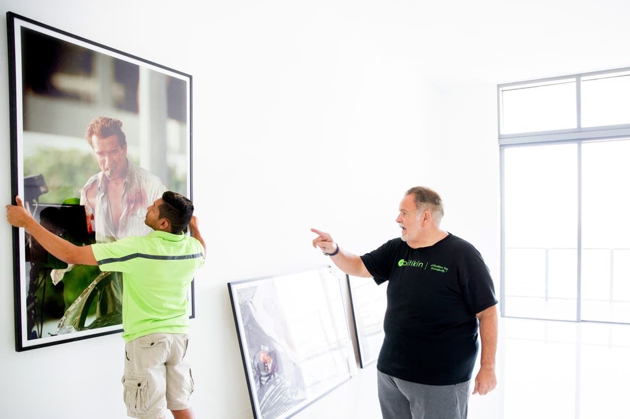<b>Este viernes, luego del Día de Acción de Gracias, De Molina </b>estaba preparando la exposición de sus fotografías. En la foto, el famoso 'Gordo' de la TV decide dónde va la que le hizo al actor Arnold Schwarzenegger.
