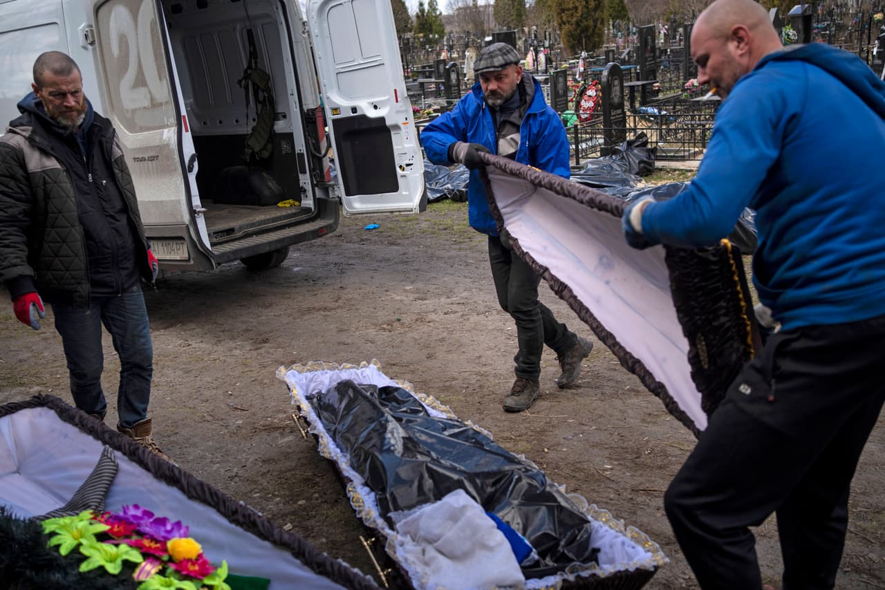 “Nos dijeron (las tropas rusas) ‘Ve allí, hay 15 cuerpos tirados allí’. Otros nos detuvieron a tres. Nos dijeron que fuéramos a la cerca. Dijimos que no iríamos a la valla: ‘Si quieres dispararnos, dispáranos aquí, no estaremos tirados cerca de una valla’”, dijo Minchenko, al centro de la imagen.