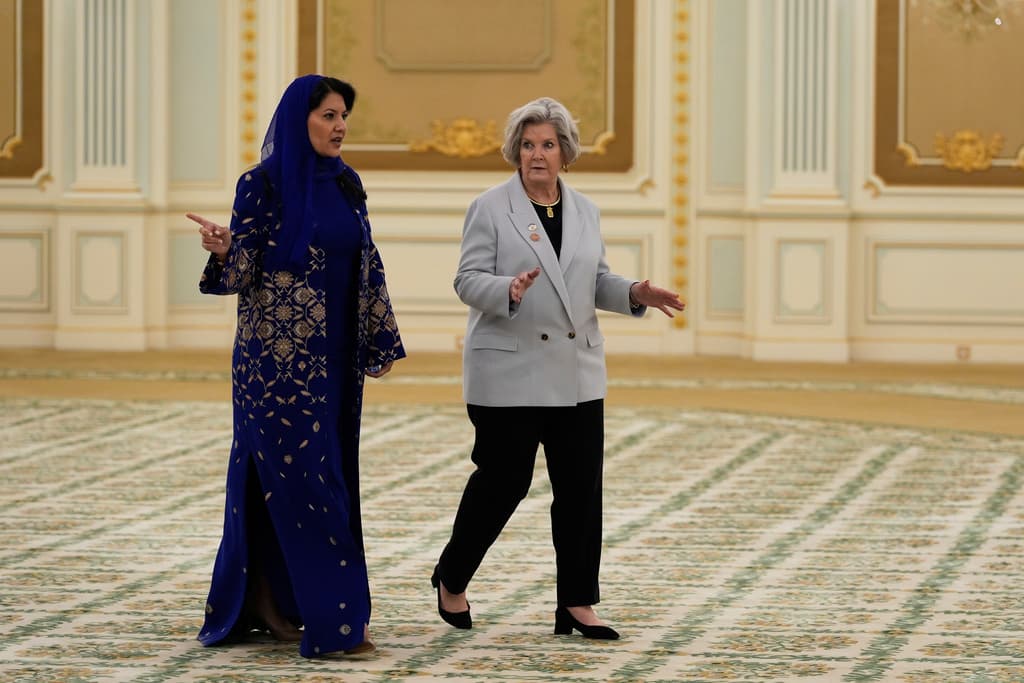 La embajadora saudita en Washington, Reema bint Bandar Al Saud, habla con la jefa de gabinete de la Casa Blanca, Susie Wiles, en el Palacio Real en Riad, a donde asisrtieron a la firma de acuerdos entre los gobiernos de EEUU y Arabia Saudita.