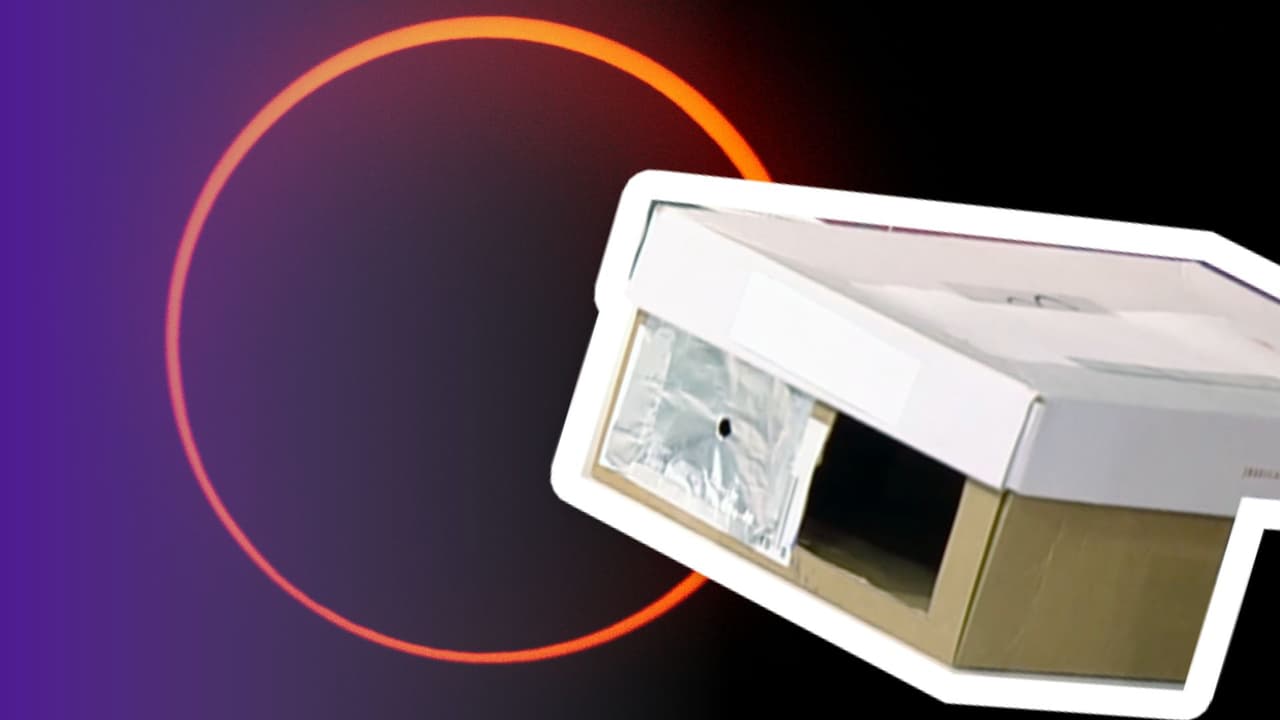 Descubre cómo hacer una “caja oscura” para 
<b>ver <a href="https://www.univision.com/local/dallas-kuvn/proximo-eclipse-solar-total-texas" target="_blank">el eclipse total solar de forma segura</a>. </b> Utilizando materiales simples como 
<b>una caja de zapatos, papel aluminio y una hoja blanca</b>, este tutorial te
<b> guía paso a paso para crear tu propio “dispositivo de observación” </b>¡Prepárate para vivir una experiencia fascinante mientras contemplas el eclipse solar!