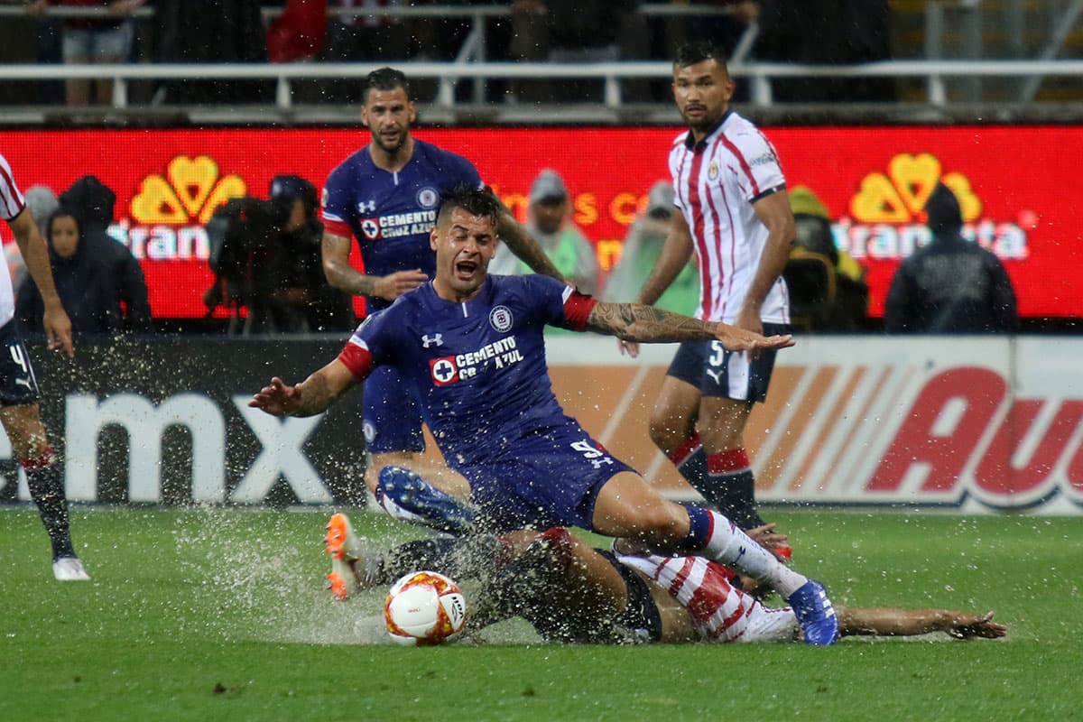 Las jugadas accidentadas hicieron que más de una vez el árbitro Fernando Hernández tuviera que tomar medidas disciplinarias.