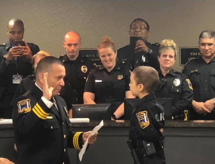Este jueves, la policía de Freeport, en Texas, decidió ayudar a Abigail a cumplir su sueño. En una ceremonia, la pequeña juró su cargo como policía honoraria de ese departamento.
