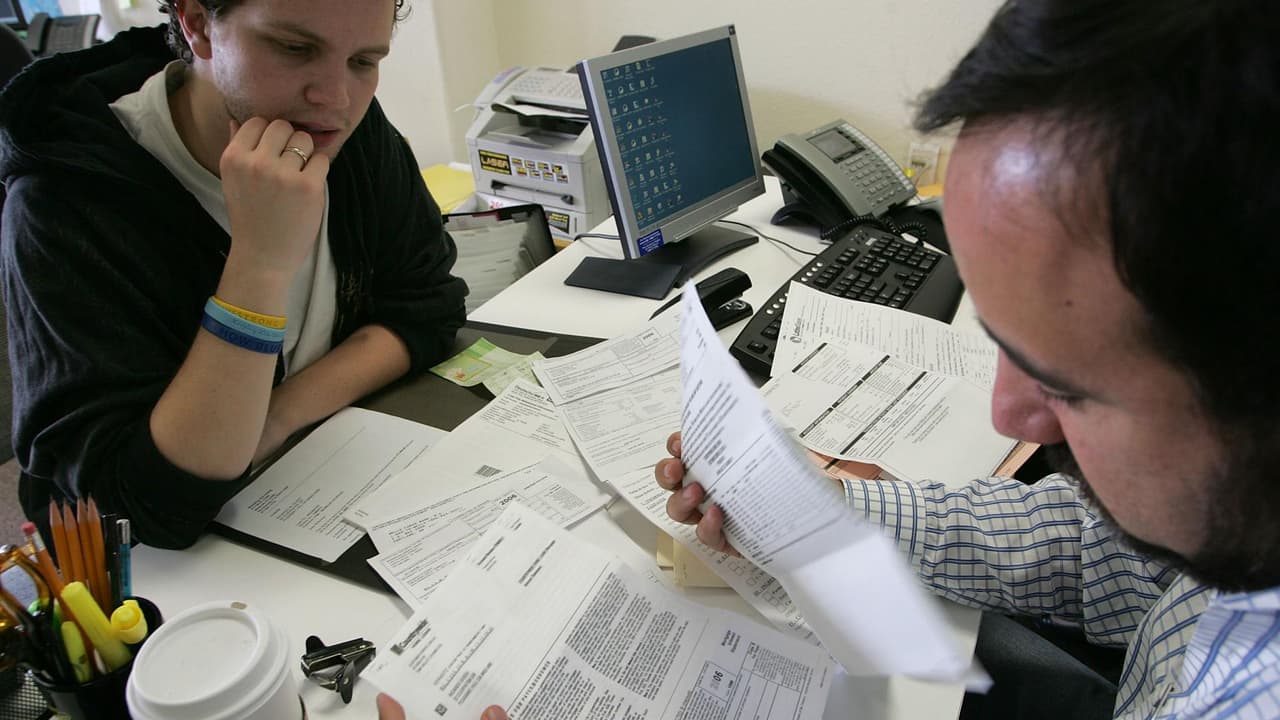 <b>Elegir a un buen preparador de impuestos</b>
<br>Es importante que conozcas algunas recomendaciones al momento de elegir un buen preparador. Alejandra Castro, portavoz del Servicio de Rentas Internas (IRS), señala que en irs.gov hay un directorio con personas calificadas a las que puedes acudir. "Otra de las cosas es revisar su historial y tener cuidado con los preparadores fantasma, que son quienes no se dedican a hacer impuestos el año entero", dijo Castro.