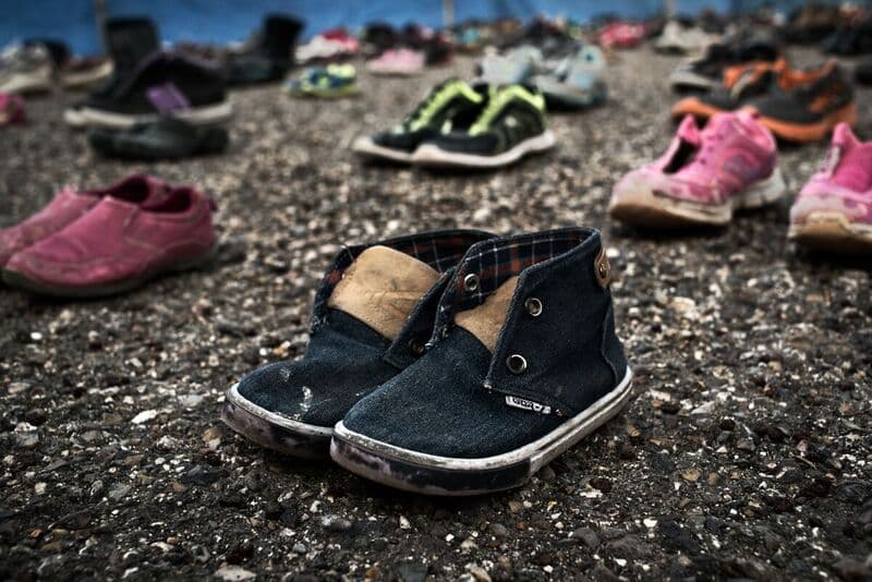 Estos zapatos pertenecieron a Fernando, un niño de 4 años de Guatemala que cruzó la frontera con su madre.