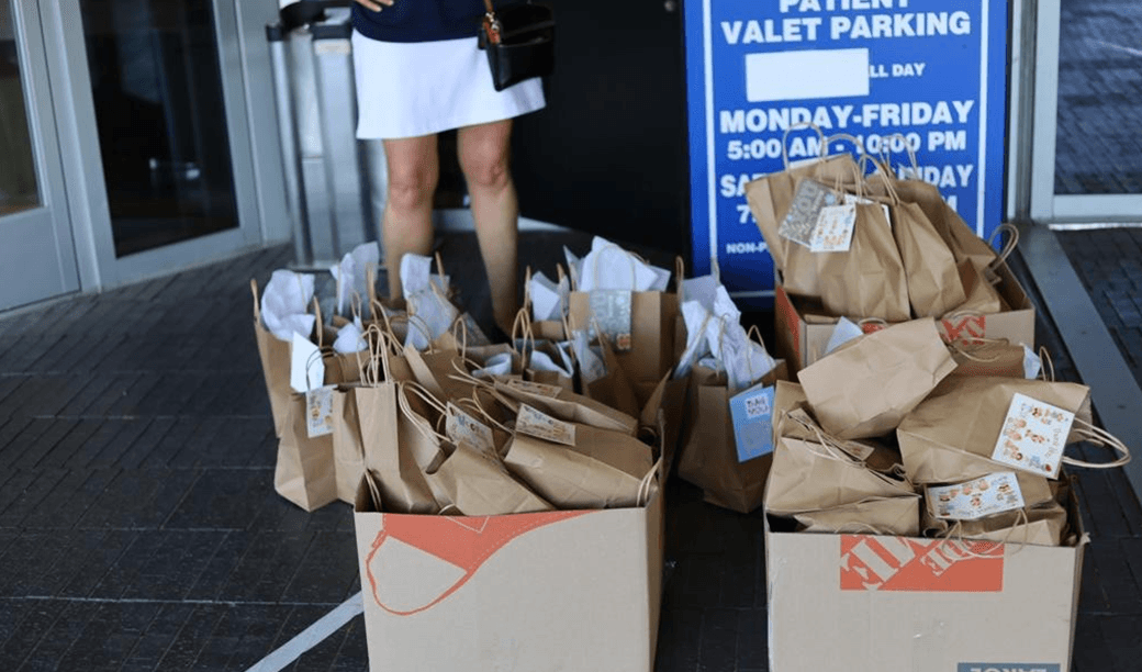 Llevaron comidas, notas de apoyo y mensajes positivos para el personal médico.