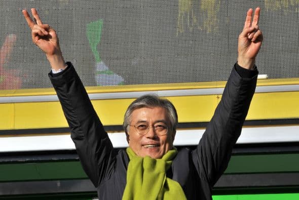 Moon Jae-in, abogado defensor de los derechos humanos de 51 años y antigua mano derecha del fallecido ex presidente progresista Roh Moo-hyun, promete un cambio hacia una mayor democratización de la política y la economía tras cinco años de Gobierno conservador. (Con información de Efe)