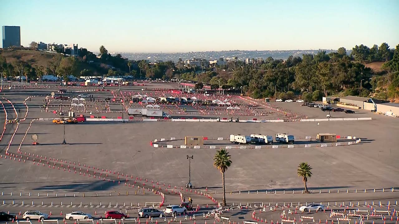 <b>Estadio Dodger</b>: Tras servir como uno de los centros de pruebas de coronavirus más grandes del país, el estadio Dodger reabrió este viernes como un centro de vacunación contra el Covid-19. En el lugar se podrán vacunar hasta 12,000 personas al día cuando esté en su máxima capacidad.