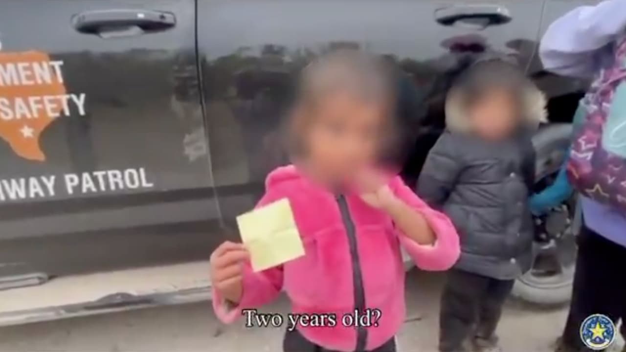 Recientemente, las autoridades difundieron que una niña pequeña de 2 años estaba viajando sola para cruzar hacia territorio estadounidense. 
<b>La niña de El Salvador dijo que sus padres estaban del lado de Estados Unidos. </b>Ella sostenía un papel con información, como suelen hacerlo niños indocumentados que viajan solos. En estos papeles, o incluso en su ropa, tienen teléfonos de sus familias en Estados Unidos escritos.
<br>
<br>Esta niña estaba sola en el condado de Maverick el 24 de noviembre. Cuando la encontraron, ella estaba dentro de un grupo de 211 personas indocumentadas. Había 60 menores de edad sin acompañamiento, informó Texas DPS.