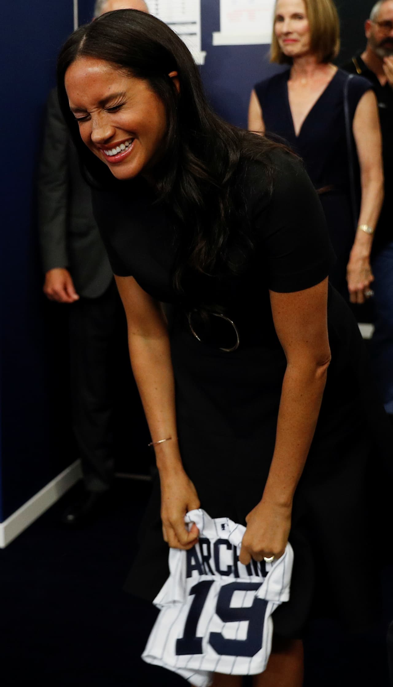 "Oh my God!", alcanzó a decir Meghan Markle antes de echarse a reír, emocionada, al ver el jersey que los Yankees le regalaron a Archie Harrison.