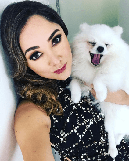 Tiene una perrihija llamada 'La Neni Boo' y cuenta con su propia cuenta de Instagram.