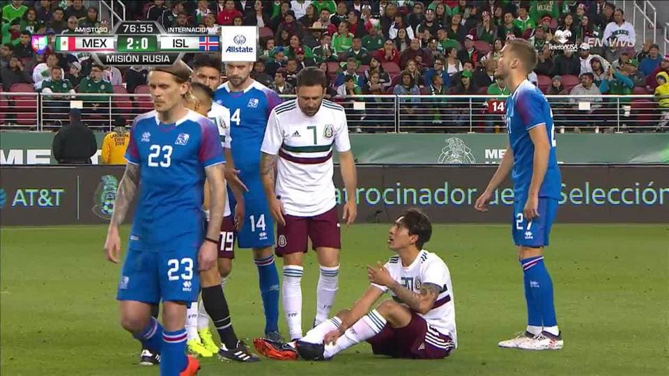 Tarjeta amarilla. El árbitro amonesta a Hirving Lozano de Mexico