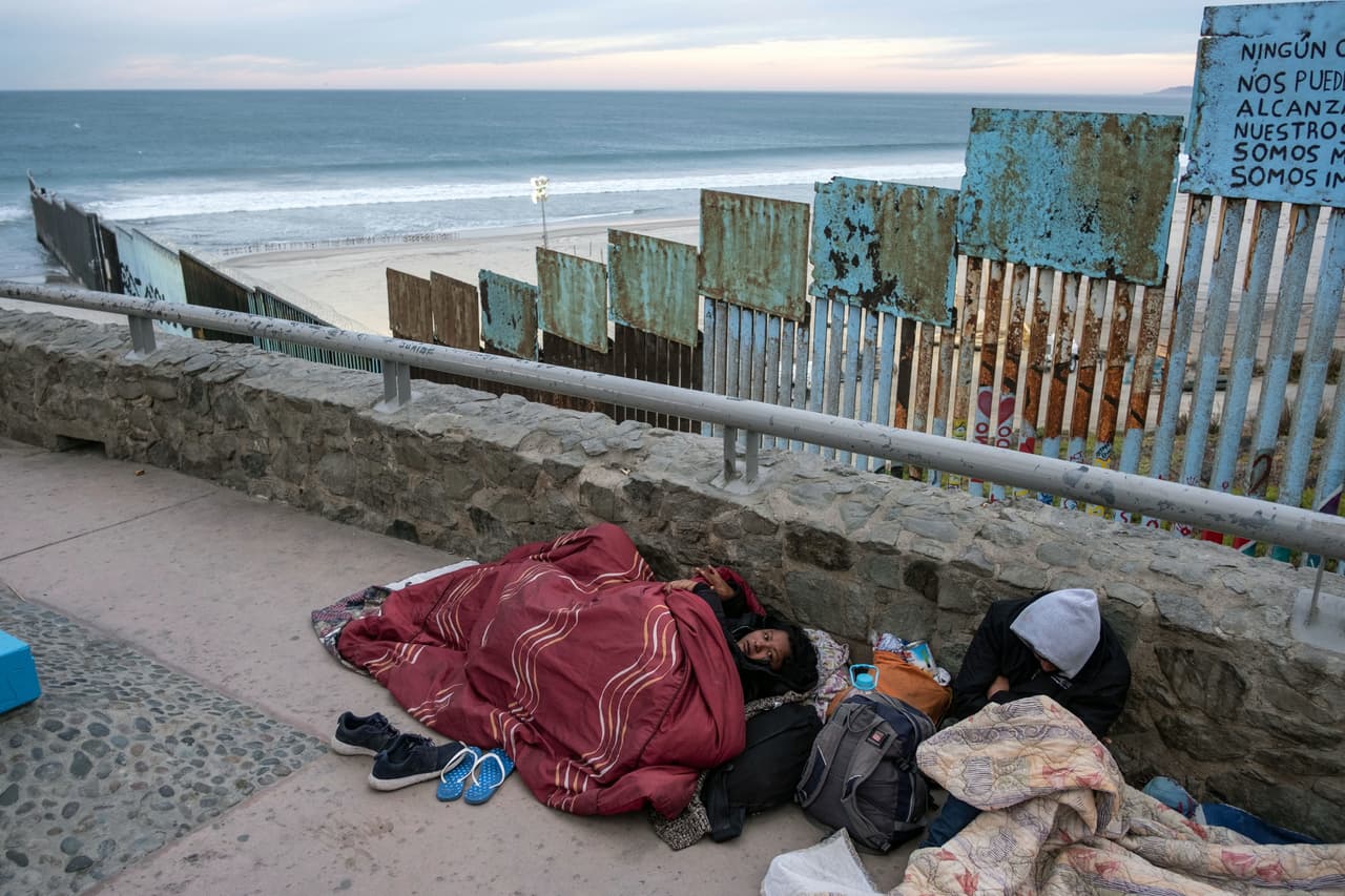 Algunos migrantes durmieron en el suelo del Parque de La Amistad y otros fuerona refugios, que están situados en diferentes zonas de la ciudad y son manejados por organizaciones de la sociedad civil.