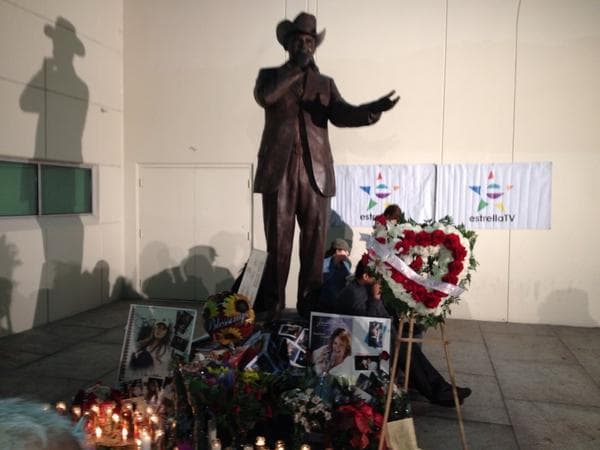 En la ciudad de Los Ángeles, California, se estrenó una estatua en honor a Adán Sanchez, cantante que creció en esa ciudad y que conquistó a los jóvenes por su manera de cantar corridos y porque heredó el legado de su padre, el cantante también fallecido, Chalino Sánchez.
