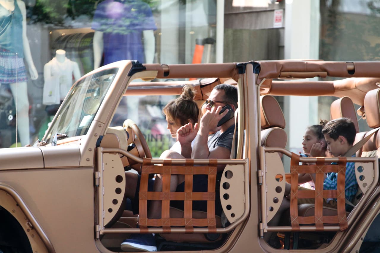 Jennifer no es la única que conduce su Jeep Wrangler. Su pareja, Alex Rodríguez, es el encargado en ocasiones de hacerlo. Dentro de las modificaciones que ha recibido este todoterreno se aprecia la posibilidad de cambiar las puertas y el retiro del toldo, dándole un toque más de safari.