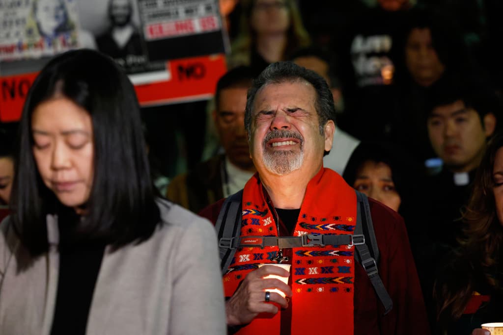 La secretaria de Seguridad Nacional, Kristi Noem, defendió las acciones de los agentes federales, alegando que Pretti estaba armado durante el incidente. Sin embargo, organizaciones comunitarias como CHIRLA han criticado el uso excesivo de la fuerza y la falta de rendición de cuentas en estas operaciones.