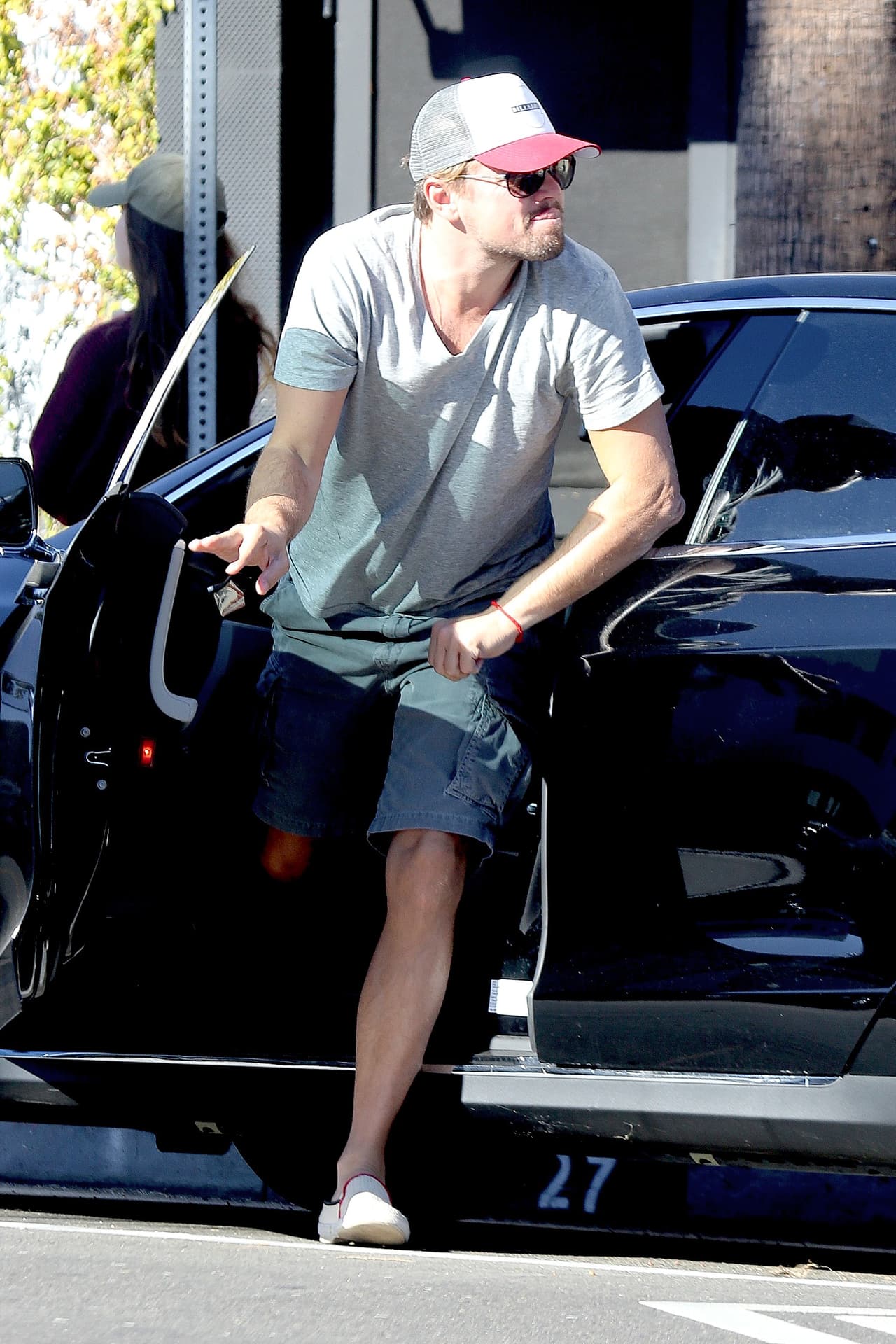 Leonardo DiCaprio salió a pasear con su novia.