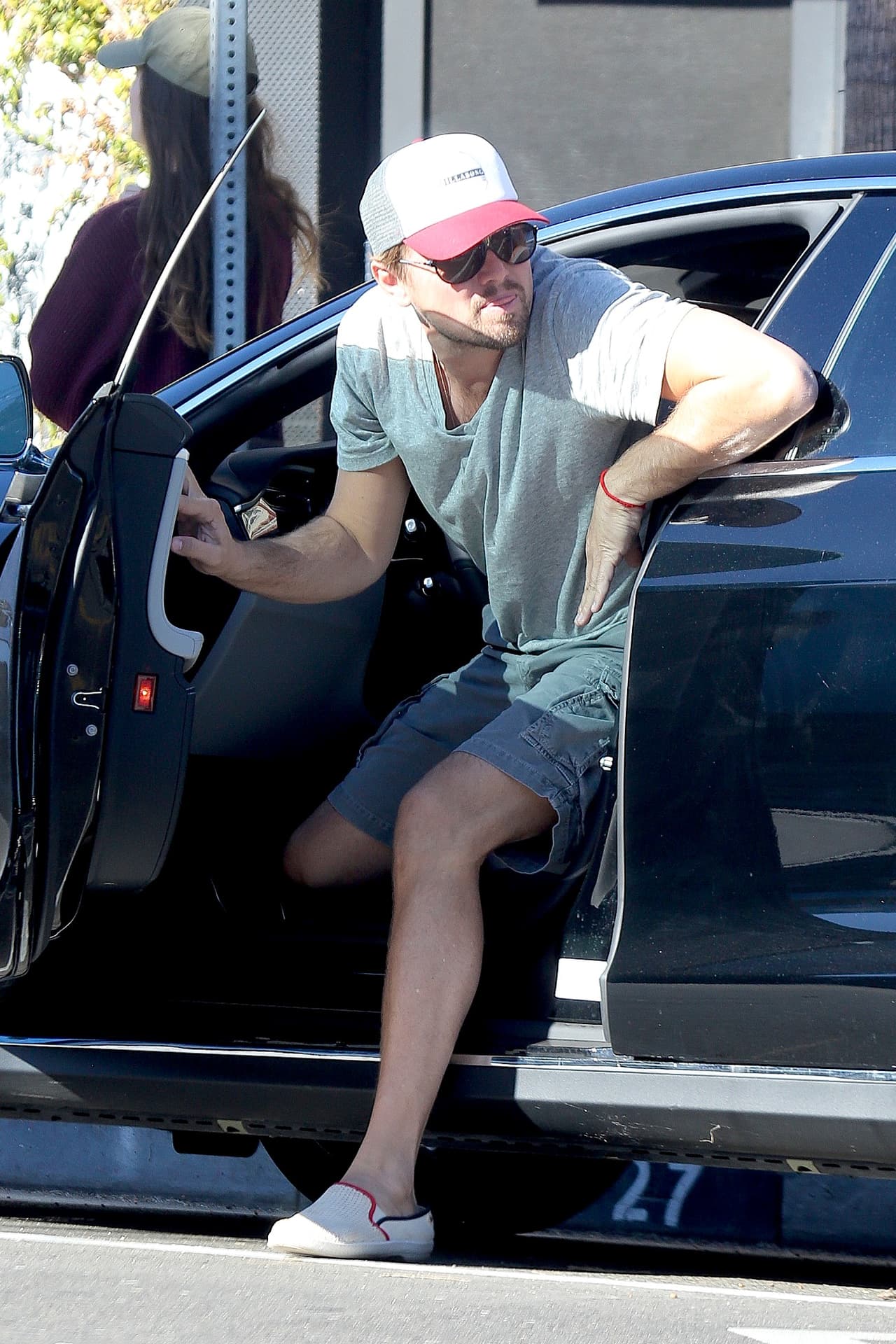 Salió de su coche nuevecito.