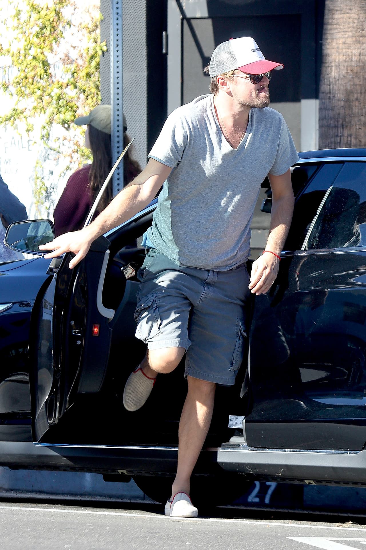 Muy informal, con shorts, playera y gorra.