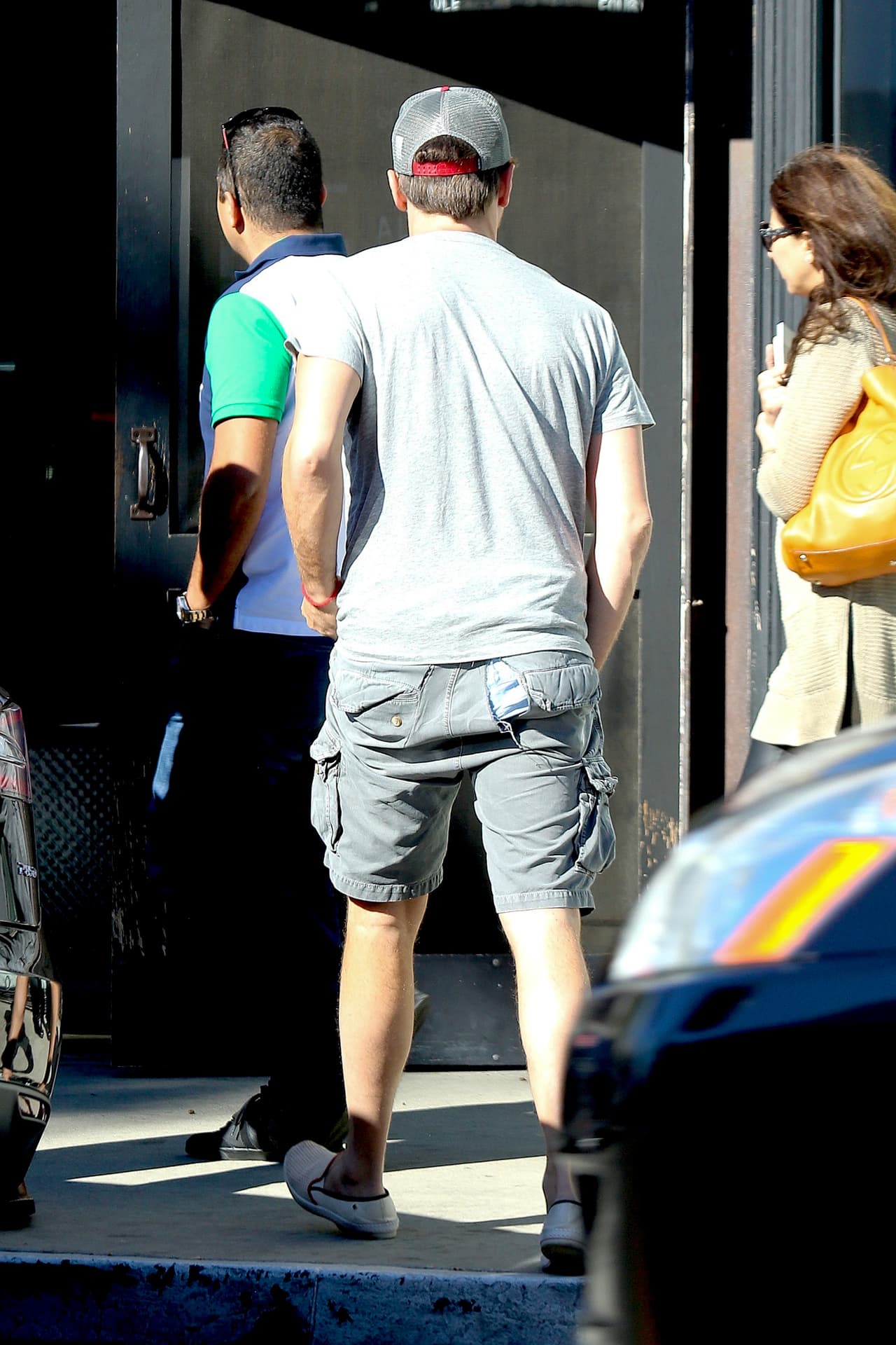 Esperemos que al menos su short desgarrado esté cómodo.