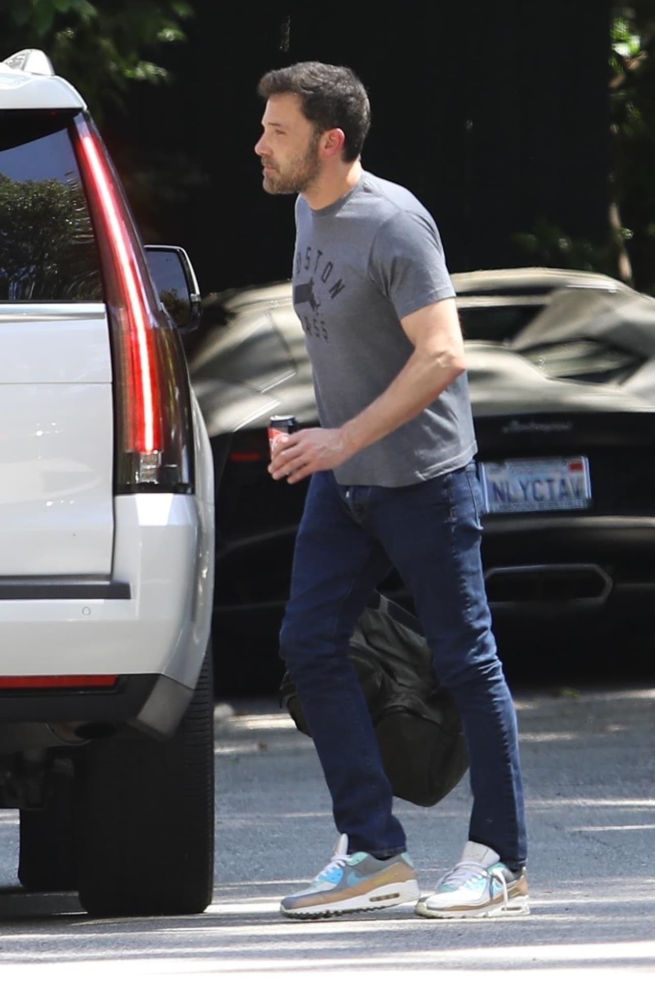 Fotos publicadas por Page Six
<b><a href="https://pagesix.com/2021/04/30/jennifer-lopez-ben-affleck-hanging-out-after-alex-rodriguez-split/" target="_blank"> muestran a Ben Affleck yendo durante el día a la casa de JLo,</a></b> donde pasó unas horas el jueves. Una camioneta SUV Escalade que presuntamente pertenece a Jennifer recogió al actor y director y lo llevó hasta un lugar cerca de la mansión de la celebridad.