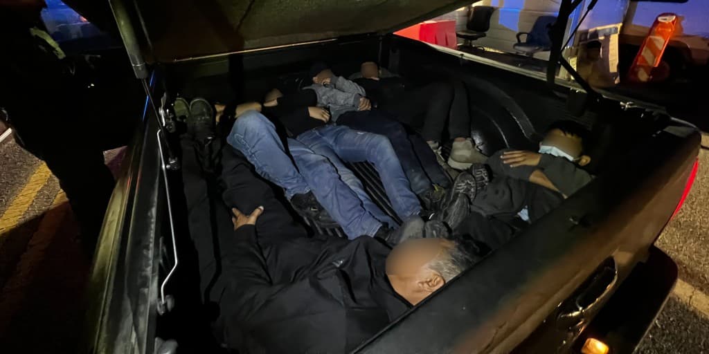 Con la ayuda de una unidad K9, los agentes de la estación Sonoita en el puesto de control SR-82 arrestaron a un ciudadano mexicano que transportaba a 12 ciudadanos mexicanos dentro de una camioneta. Seis de los 12 fueron descubiertos en la cama bajo una cubierta de lona asegurada. El conductor enfrenta cargos criminales.