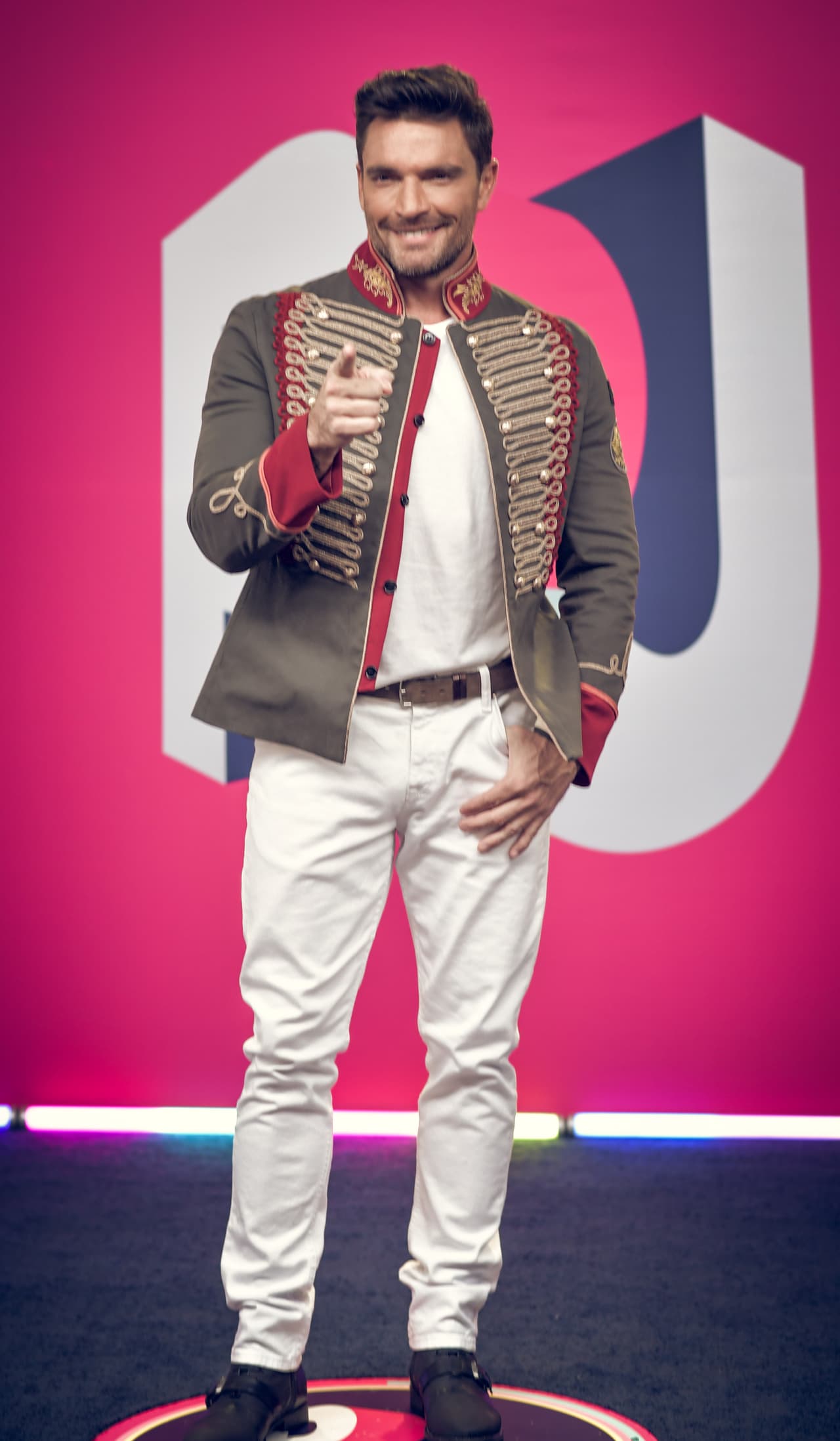 Otro que no se quiso quedar atrás fue el actor Julian Gil, quien también escogió una chaqueta importante: tipo militar de corte inglés, con aplicaciones doradas y rojas, así como botonaduras doradas. Todo de las marcas Martina y John Varvatos.