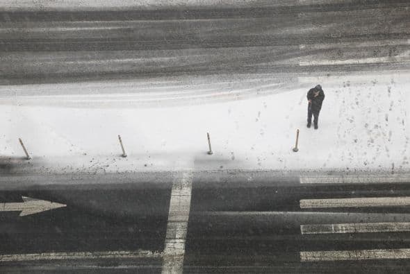 La ciudad que nunca duerme, hoy es azotada por una tormenta que no sólo la ha paralizado, sino que ha dejado a miles varados en aeropuertos nacionales e internacionales. Impresionantes las estampas de #NuevaYork el 26 de enero de 2015, una día para la historia de la 'Gran Manzana'