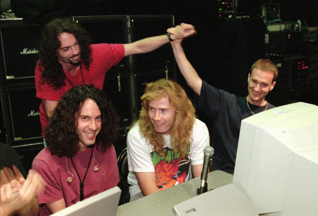 ARCHIVO - En esta foto del 24 de julio de 1997, el materista de Megadeth Nick Nenza, arriba a la izquierda, es visto durante una charla en vivo en la internet en The Joint, en el Hard Rock hotel-casino en Las Vegas, junto con el guitarrista Marty Friedman, el cantante y guitarrista Dave Mustaine, al frente, y el bajista Dave Ellefson, arriba a la derecha. Menza falleció repentinamente el sábado, 21 de mayo del 2016, cuando tocaba con su trío de jazz OHM en Los Angeles. (Ethan Miller/Las Vegas Sun via AP)