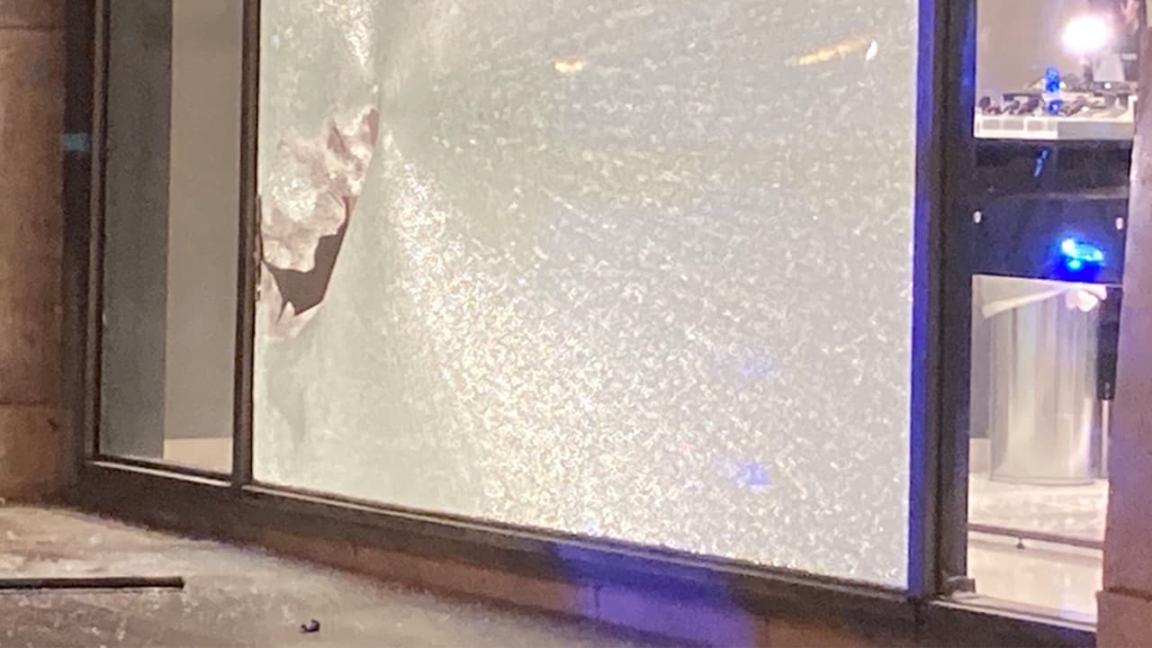 Al escapar, los sospechosos dejaron caer parte del botín.