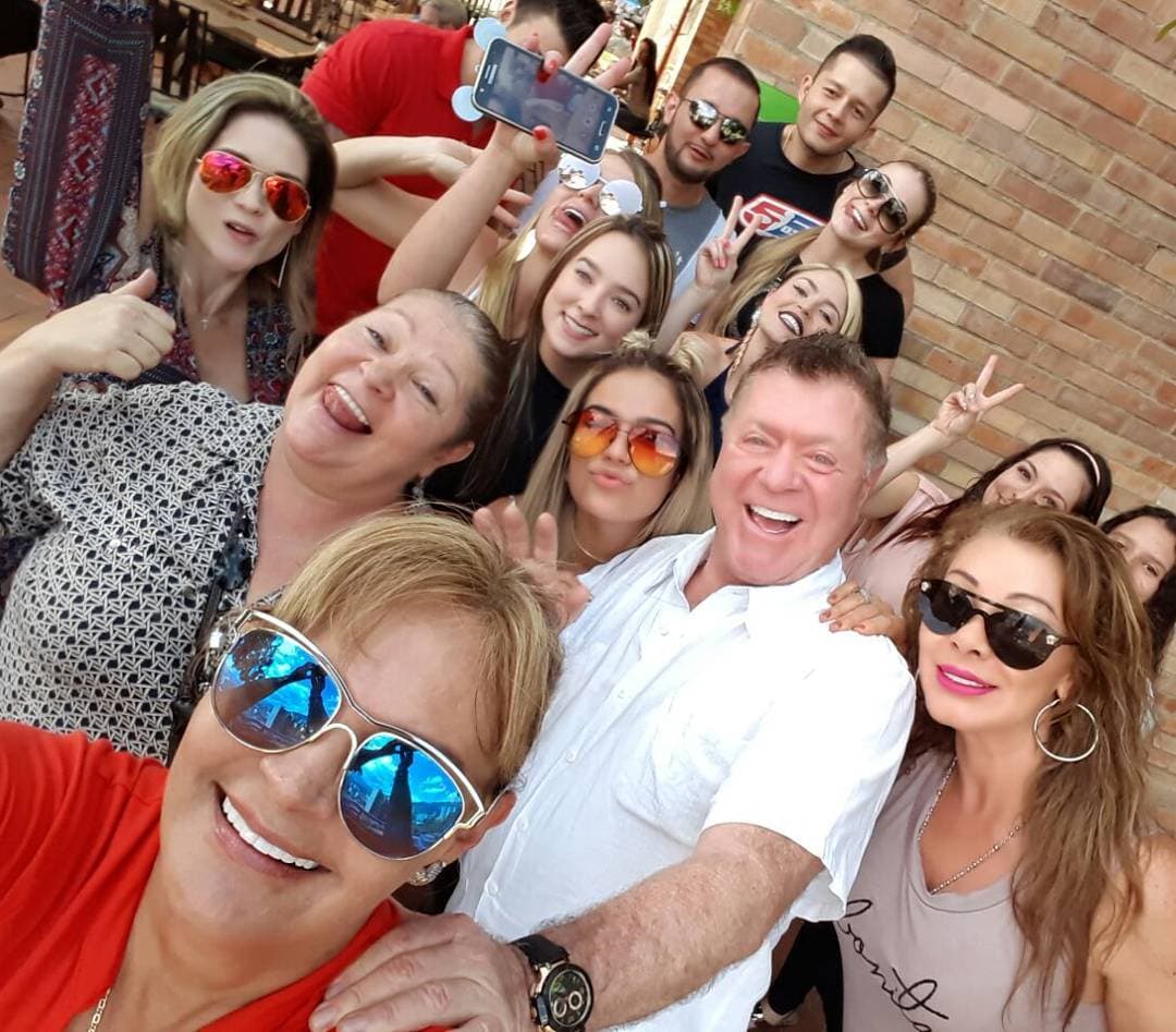 De acuerdo al portal CHIC Magazine de México, Katherine Giraldo buscó acercarse a la familia de su padre luego de que falleciera su mamá, y el propósito de este acercamiento no fue económico, sino afectivo, pues ella es una mujer emprendedora y ha salido adelante por sí sola.