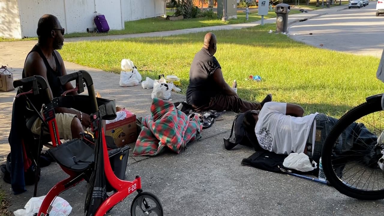 Luego del incendio, 
<b>los desamparados ahora deambulan por las calles de Kissimmee, a la espera de no ser olvidados y recibir la misma ayuda en otro lugar</b>. Además de dormir en el suelo, no tienen donde guardar sus pertenencias o alimentos.