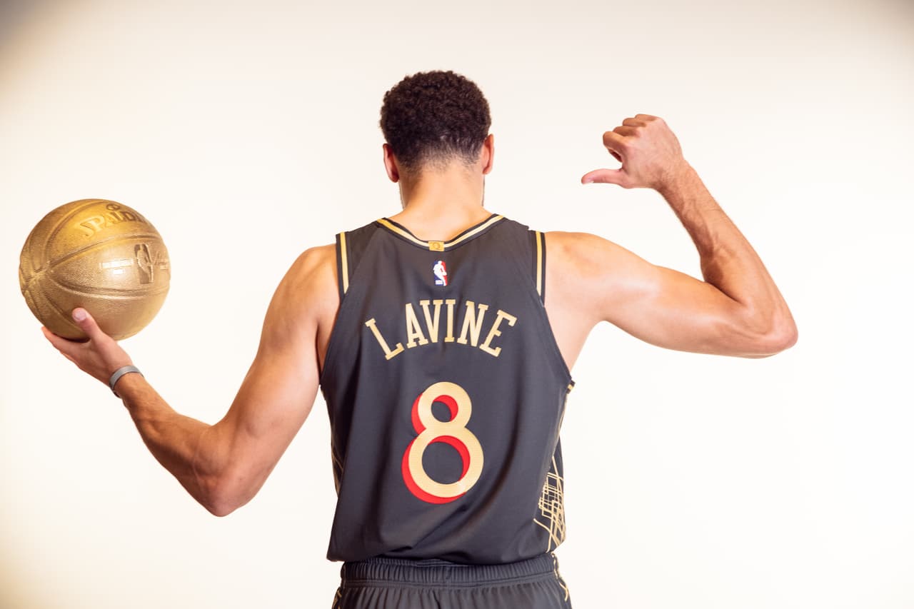 "No Little Plans" que se muestra sobre la etiqueta de la camiseta: este es un tributo a Daniel Burnham, el arquitecto y urbanista responsable del diseño de la ciudad después del Gran Incendio de Chicago, quien dijo: "No hagas pequeños planes ; no tienen magia para remover la sangre de los hombres y probablemente ellos mismos no serán realizados ".