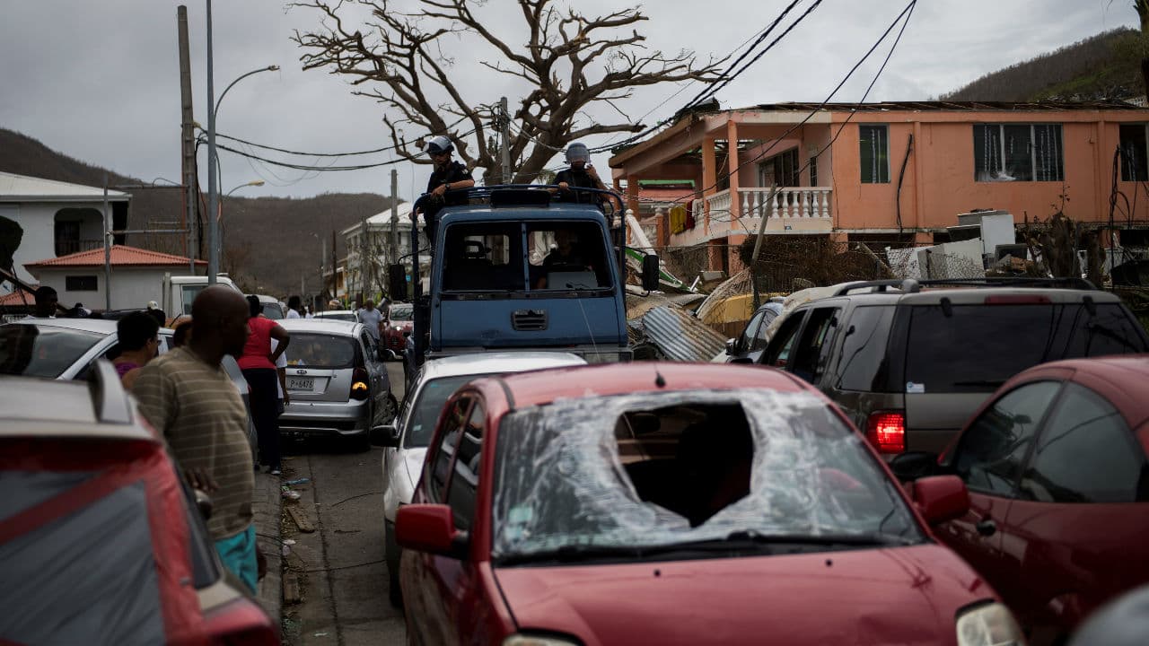 El peligro fue el mismo para
<b> vehículos estáticos o en movimiento, </b>ya que objetos, árboles y postes de luz se convirtieron en verdaderos proyectiles que amenazaron el estado de los autos. Aquí la prueba de ello con este parabrisas destruido.