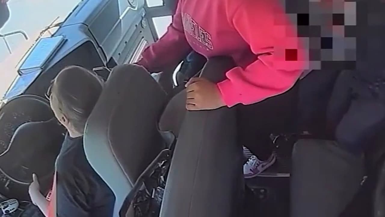 Video: Estudiantes rescatan a conductora de autobús; imágenes del crítico momento