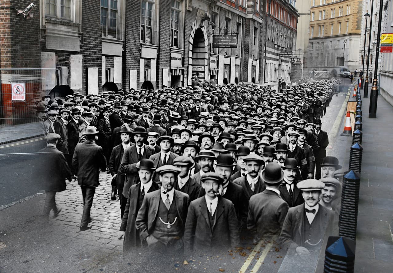 <b>Londres, Inglaterra (1910-2014). </b>La imagen mezcla dos fotos de la Oficina de Investigación en Scotland Yard con un siglo de diferencia. La gráfica antigua muestra la multitud de hombres que respondió a un llamado para trabajar en las fábricas de municiones antes de la guerra.